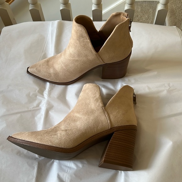 Shoes - Perfect fall bootie